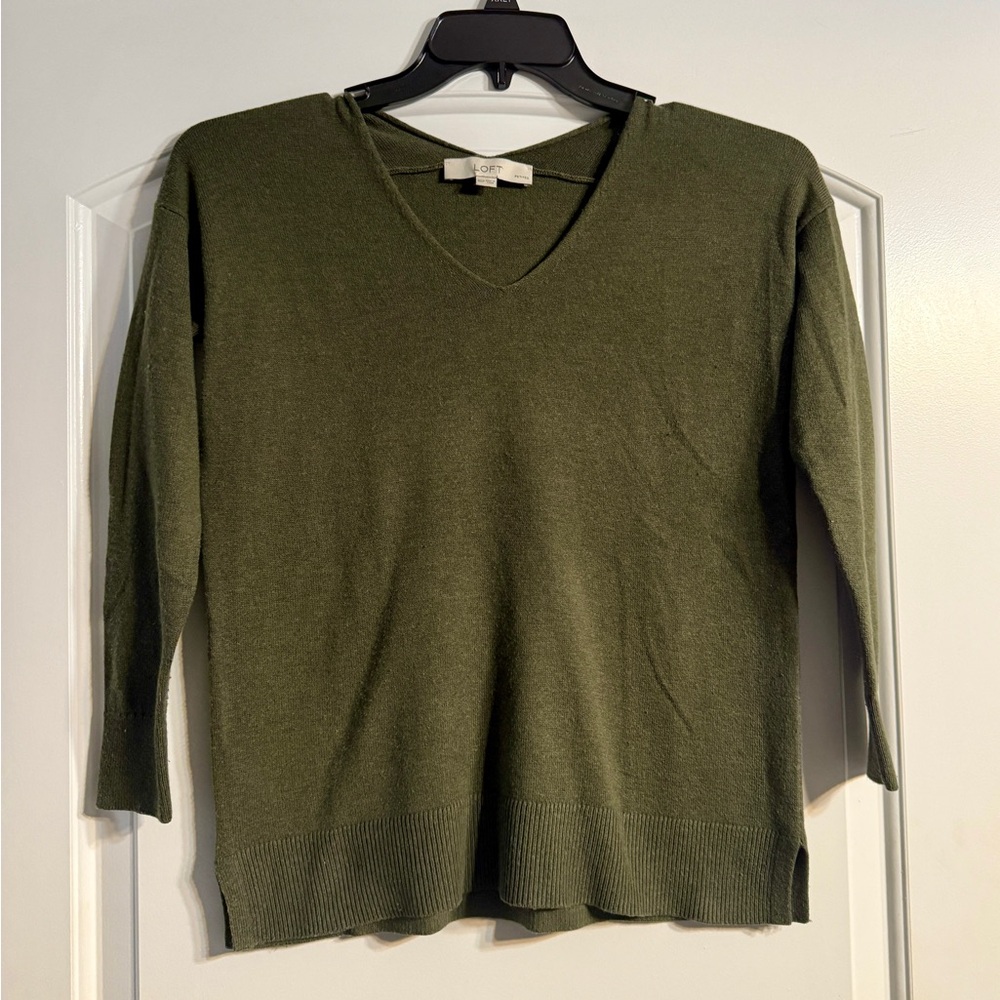 LOFT Sweater Womens XSP Olive Green Excellent V-Neck Knit‎ Side Slit Pullover